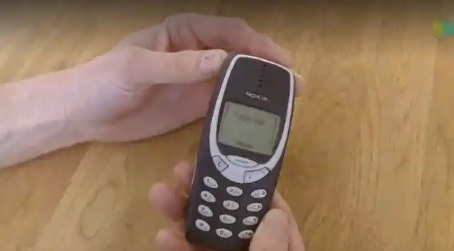 男子尝试用雷神之锤砸诺基亚最后让人彻底傻眼了