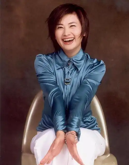 吴小莉,这位才华横溢的主持人,曾是凤凰卫视的璀璨明星.