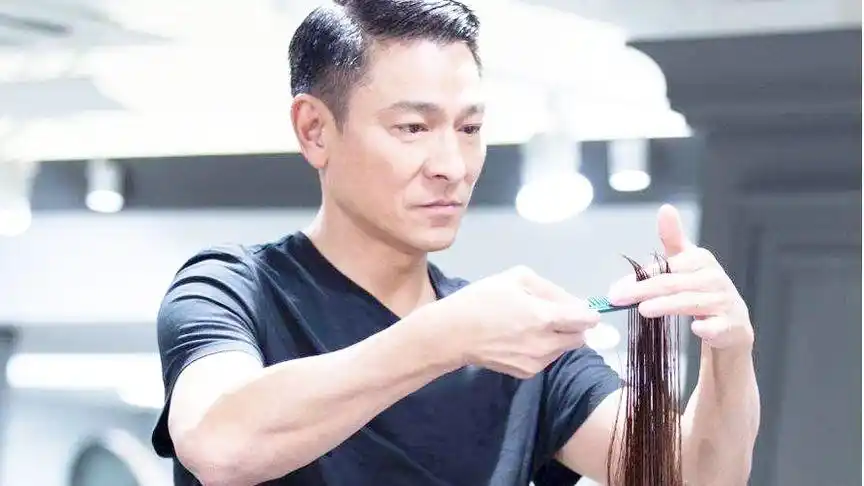 刘德华现场秀理发技能,给鲁豫洗剪吹发手法熟练,网友:万能华