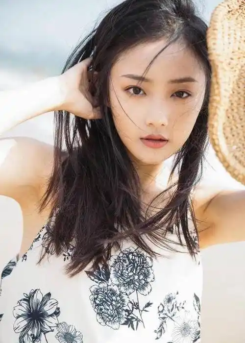 吴佳怡自幼就比较好动,所以从小她就被送到大连艺校学习舞蹈了.