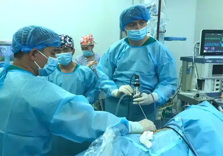 梅红兵主任在手术(经皮肾镜碎石取石术)