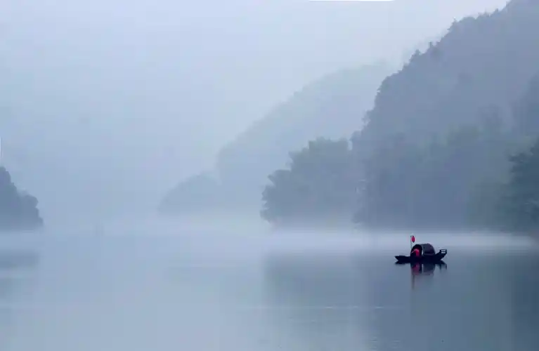 淡淡轻雾锁清秋 悠悠小舟载闲愁