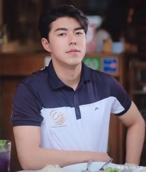 nine nine年龄可以,脸可以,穿校服气质也可以.