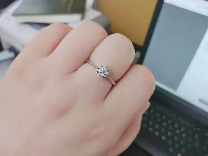 老凤祥"倾心"钻戒,八围一奢华群镶,简约直臂,甜美可爱!