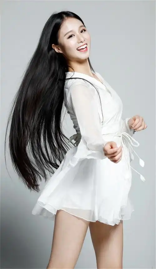 这个扑簌扑簌眨着大眼睛,水灵灵的小姑娘是直播tv的当红体育主播艾菲