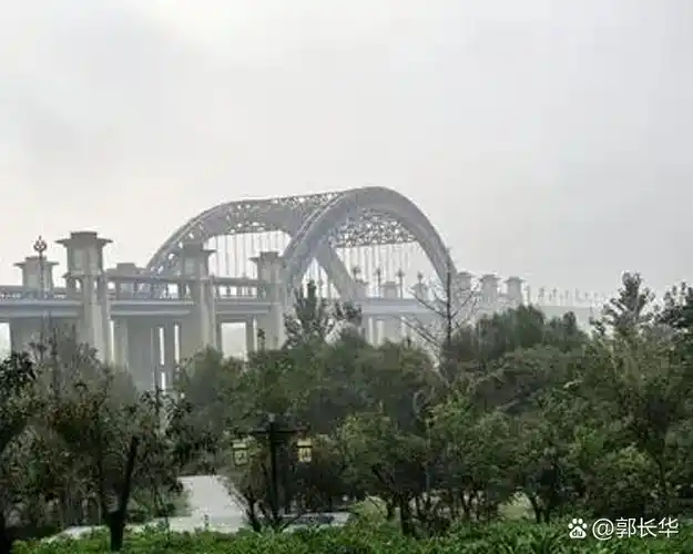 大雾茫茫中的洛河李城大桥河南洛阳瀍河区三川大道周边景观玩一玩,这
