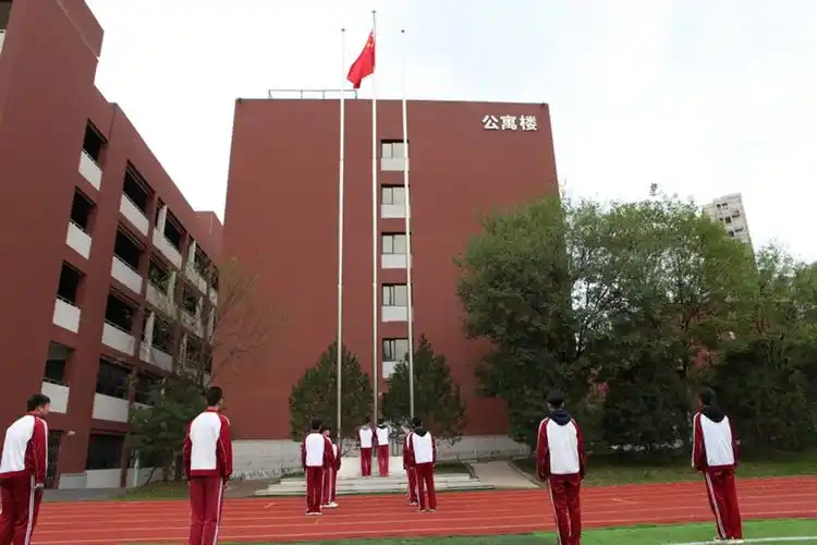 曲江一中举行第七周升旗仪式-西安市曲江第一中学欢迎您!
