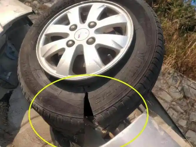 面包车爆胎四脚朝天安全带立功救下六条人命