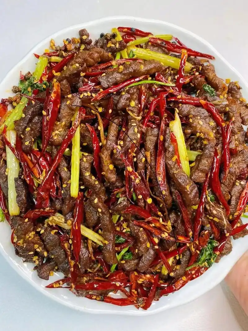 好吃的停不下来的干煸牛肉丝!家庭版超简单.准备以下材料: 牛 - 抖音