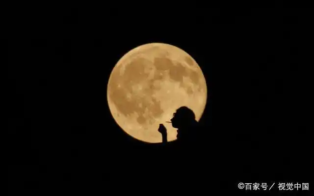 七绝·秋夜 | 一盏孤灯燃寂寞,半壶浊酒醉寻欢