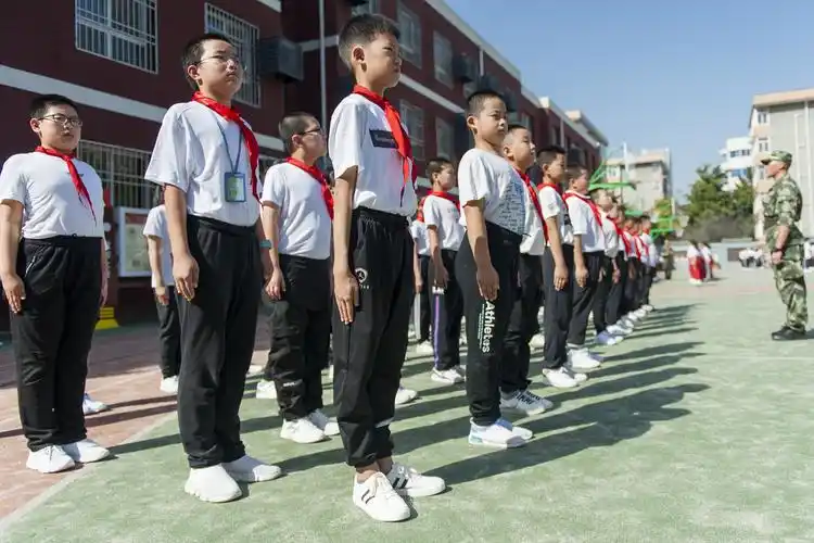 全体都有,立正!敬礼! ——航天小学逐梦少年军训养成记