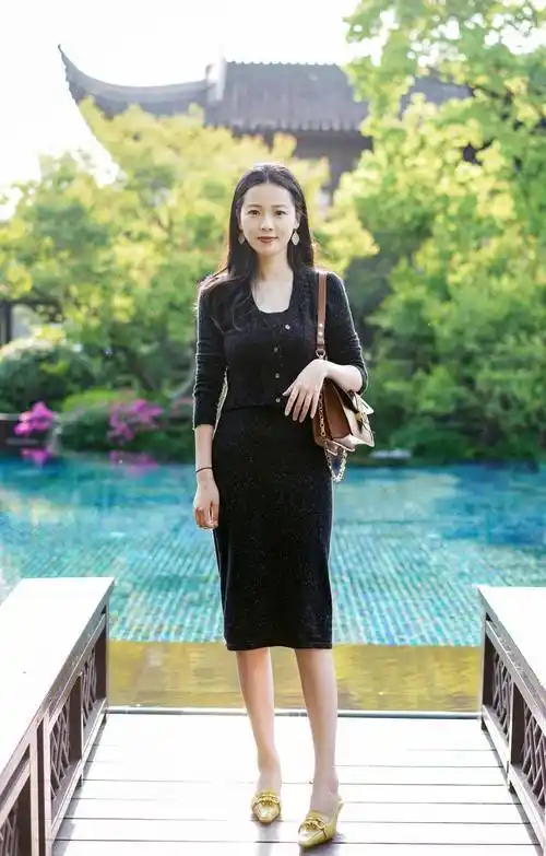 三十岁的女人更注重生活品质,精致的服饰搭配,显得时尚又稳重_美女