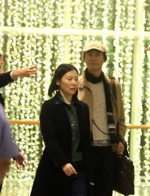 郑少秋三他斯文儒雅是真老了,官晶华穿搭时髦年轻,同框像父女!