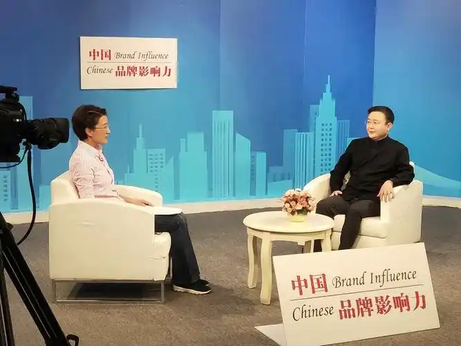 创始人姜兴东主持本次采访的是"央视名嘴"董倩,董倩是《焦点访谈》