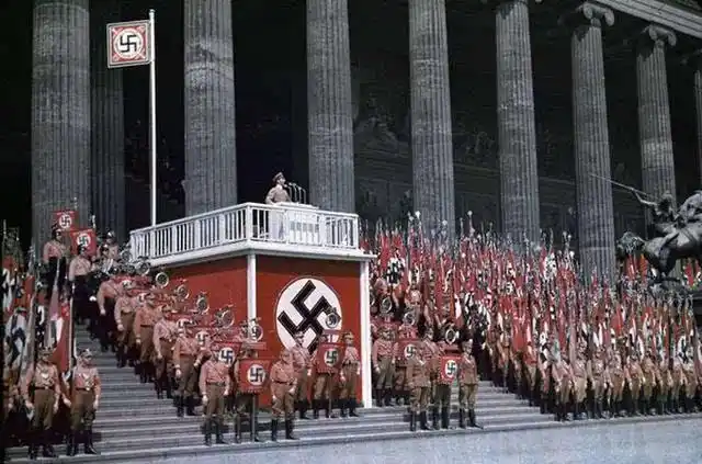 上帝让其灭亡必先让其疯狂,看看二战前夕德国阅兵典礼中的惊人彩照