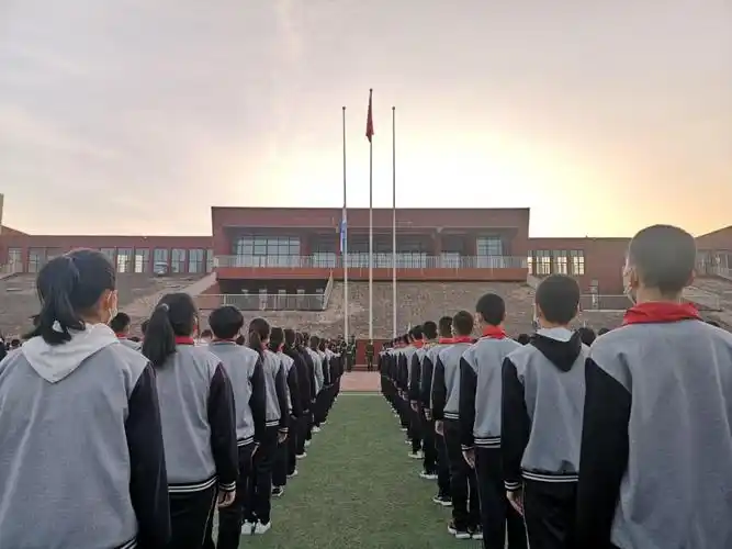 银川市中关村中学举行20202021学年第二学期第一次升旗仪式