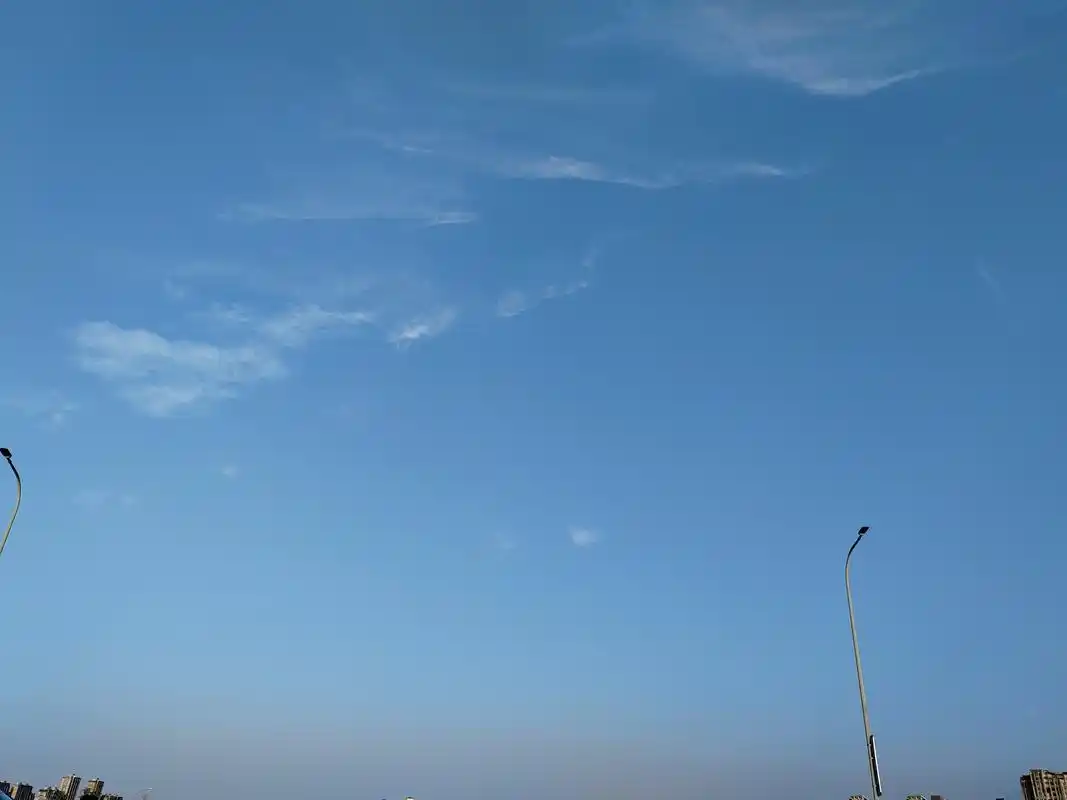 天气就像是人的心情一样,一会晴一会阴