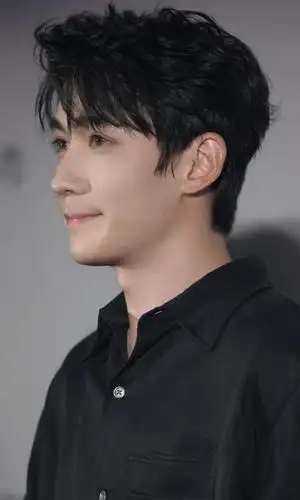 黑色衬衫男神朱一龙帅气侧脸杀