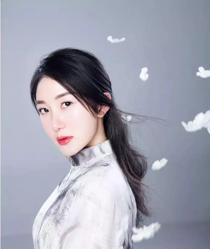 陷入下面这位小姐姐的人格魅力无法自拔 罗雅文 生于1993年,来自兰州