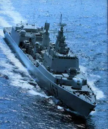 11月28日,中国人民解放军海军"深圳"号导弹驱逐舰驶入日本东京湾.