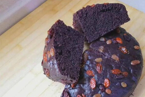 用两个鸡蛋和一碗黑米做出来的发糕,家里人一周三次吃不够