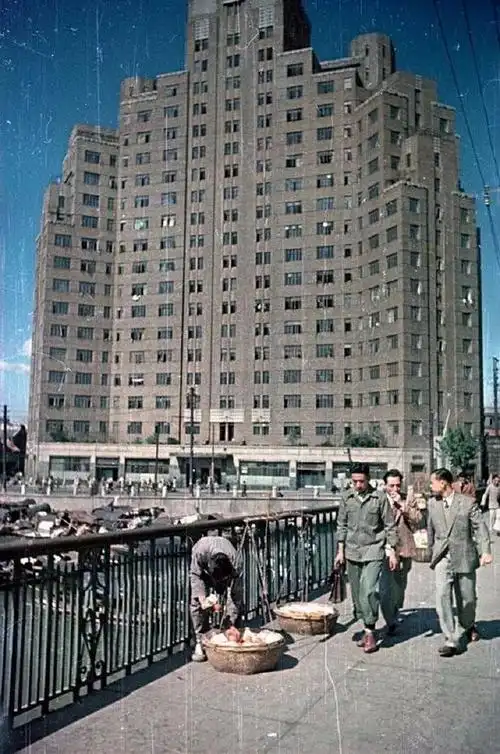 旧照:1949年解放后的上海,一切很平静