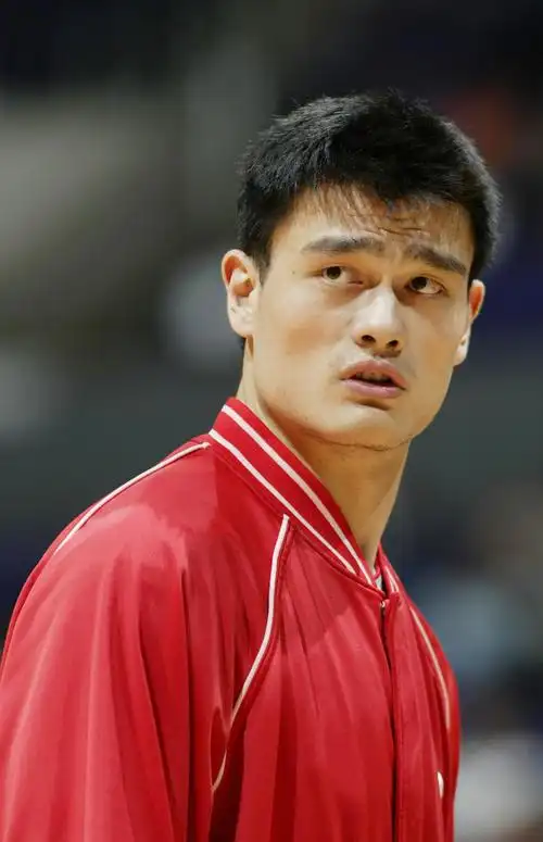 姚明8岁左耳失聪,父母让他打篮球,就是为了将来能安排个工作