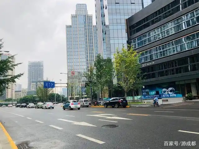 成都不愧是西部最美城市,城市街道太高端,繁华了!