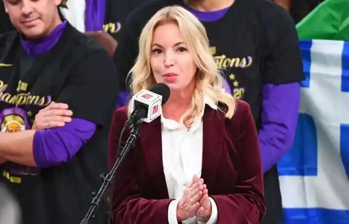 湖人女老板近照曝光!62岁瘦成瓜子脸,化身极品老阿姨女人味十足