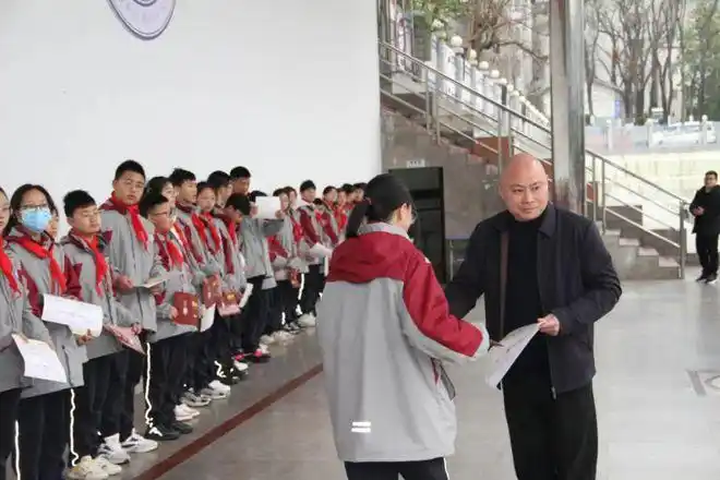 别人家的学校,巫溪县中学校开学典礼给学生发奖金132400元!