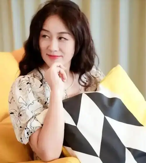 建议中年女人:日常化妆掌握这3个淡妆小技巧,轻松提升颜值气质