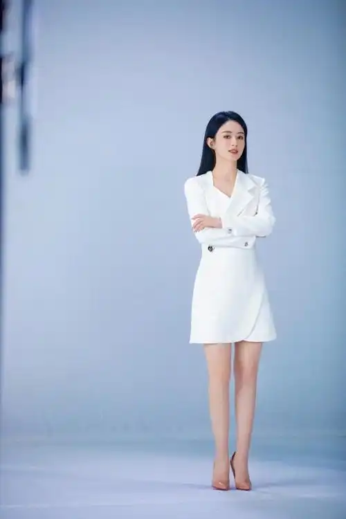 赵丽颖即将开启霸屏模式!穿西装裙形象大变,披黑长直发太霸气