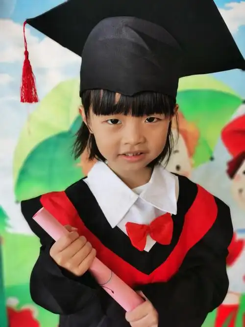 2020年众星艺术幼儿园学前三班毕业照(博士服篇)