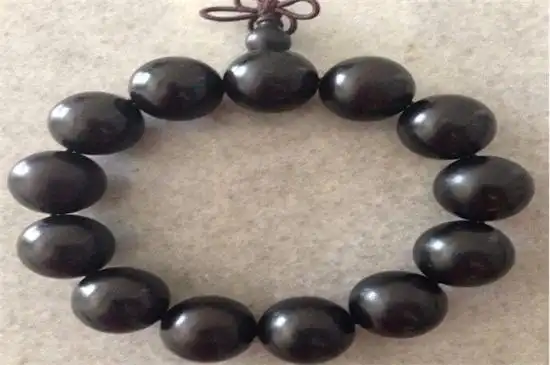 在鉴别乌木真假的时候,可以用一个棉球蘸一些酒精,在乌木的表面上来回