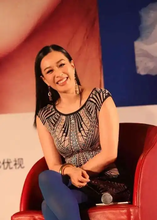 钟丽缇的身材真是中年女人中的典范胖得正正好好没啥多余赘肉