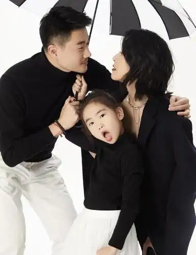 和黄渤多次合作被赞默契,今晒出全家福,御姐风和老公甜蜜