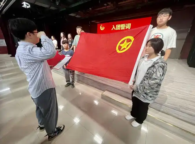 我校团委举行254名新共青团员入团宣誓仪式