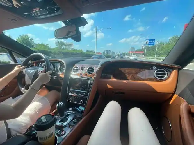 女生25岁开宾利很简单呀