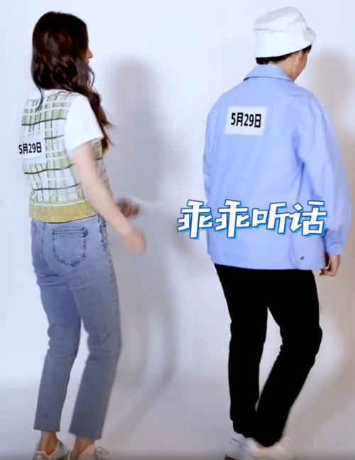 原创杨颖身高165郭麒麟170叉腰时看清腰线对比这咋解释