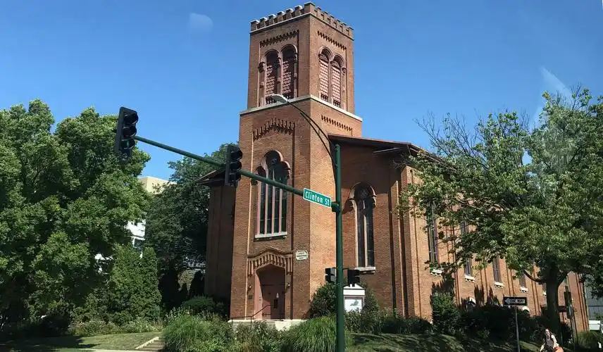 爱荷华城和锡达拉皮兹的联合禅修中心.红砖建筑.