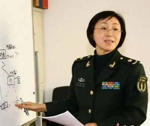 和两个哥哥一样,小妹粟惠宁也因为父亲对军队感兴趣.