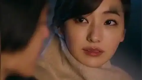 暖心韩彩英解开衣服帮点烟蓝正龙挡风 太贴心 直接拉走kf