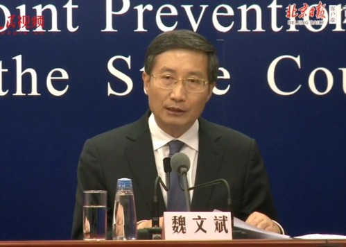 魏文斌强调,不要只依赖眼药水来防控近视,减少近距离用眼,注意用眼