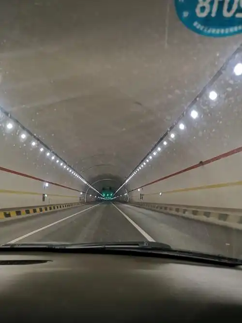 全长近十公里的隧道___石门隧道.