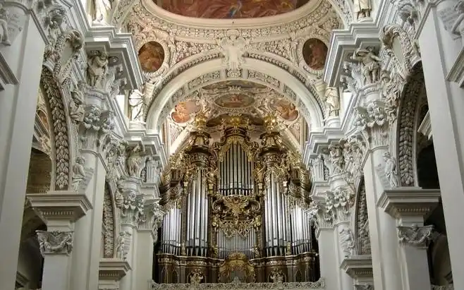 欧式建筑教堂高清电脑桌面壁纸