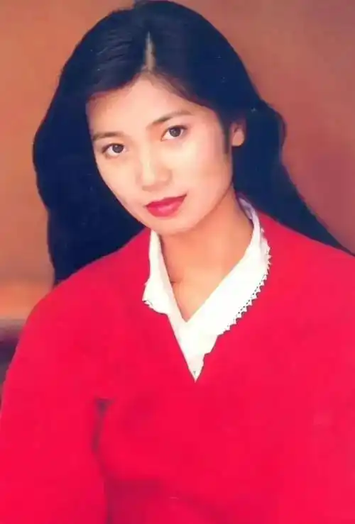 11.这是1980年代年轻靓丽的女演员李芸的老照片.