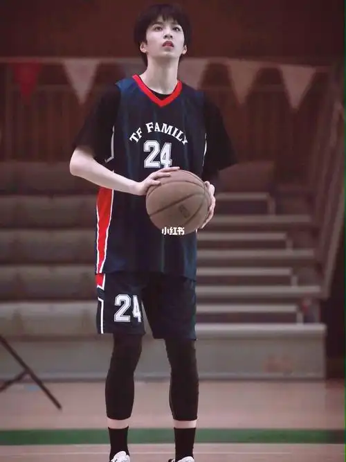 优秀篮球运动员之刘耀文#刘耀文  #时代少年团刘耀文  #刘耀文打篮球
