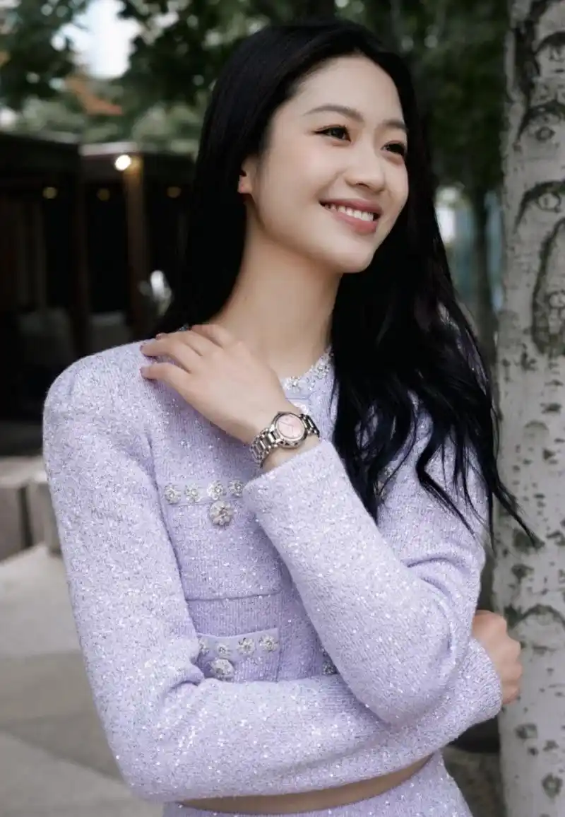 向涵之的笑容看着好甜,有青春气息.