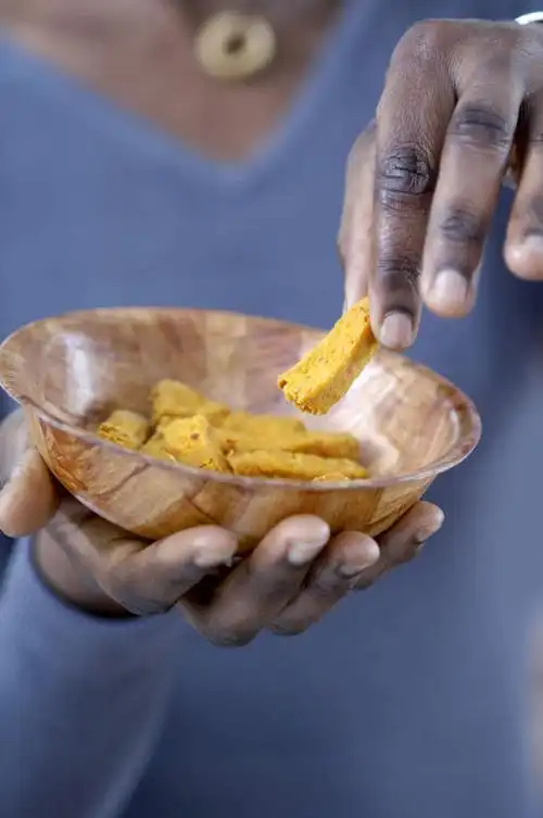 西方人,手,一个人,捧,竖图,室内,特写,白天,正面,烹饪,西餐,项链,欧洲