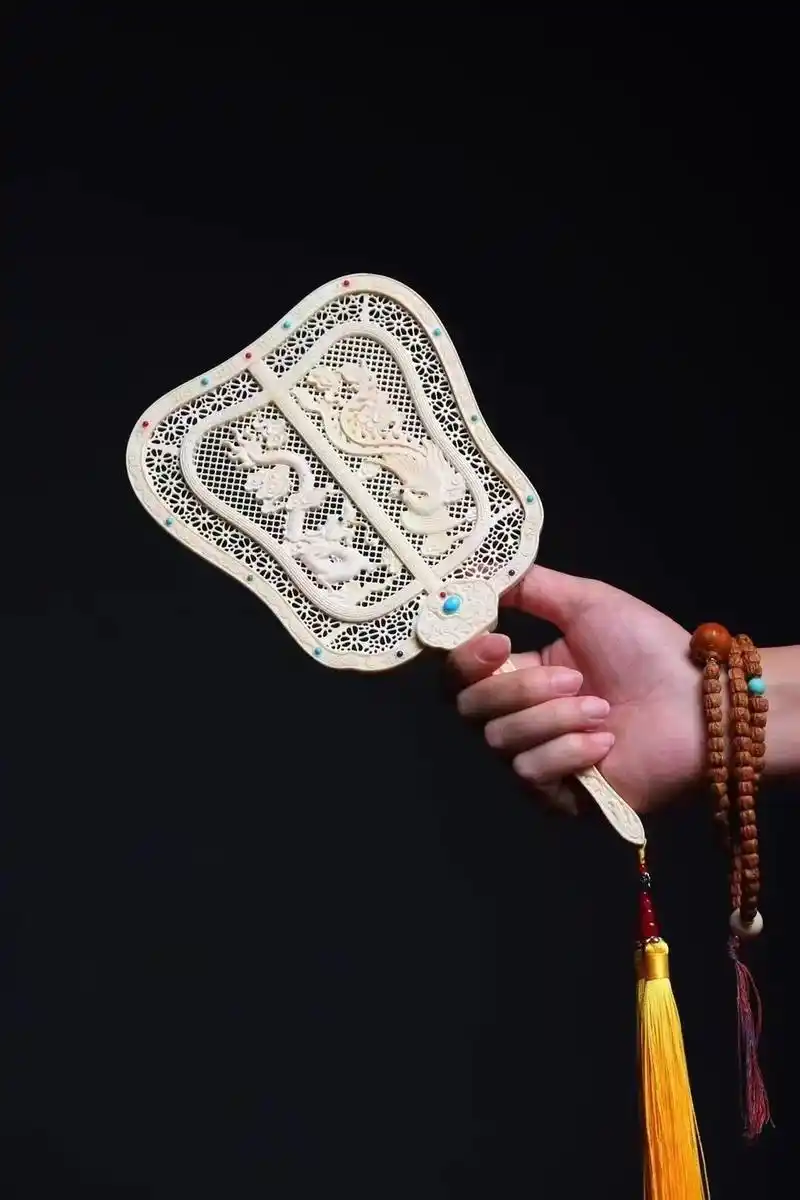 龙凤·芭蕉扇 全手工制宫扇,镂雕,榫卯结构, 工序繁多且精细 - 抖音